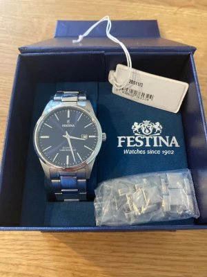 Festina Classic 40mm Herrklocka - Säljer en snygg stilren herrklocka från schweiziska Festina i nyskick enligt bilder. Fungerar bra, originalarmband i rostfritt stål, datumvisare, vattentät osv. Behöver bara nytt batteri. Fås i originalbox med tagg och extra länkar.  Nypris: 1500 SEK Mitt pris: 589 SEK  Skickas alltid snabbt och spårbart. Skriv vid frågor och se gärna mina andra annonser!   GRATIS: För återkommande kunder erbjuder jag personlig experthjälp för dig att göra nya fynd (nytt & begagnat). Fråga för mer info!