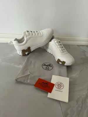 H skor - Säljer dessa fina skor eftersom jag inte använder dom. Skorna och helt nya och perfekt nu inför sommaren. Vid frågor så är det bara att skriva och priset kan diskuteras vid snabb affär😉💨