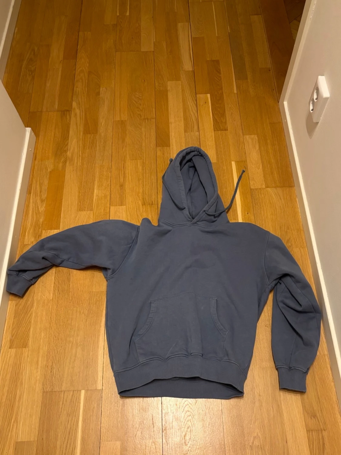 Blå hoodie