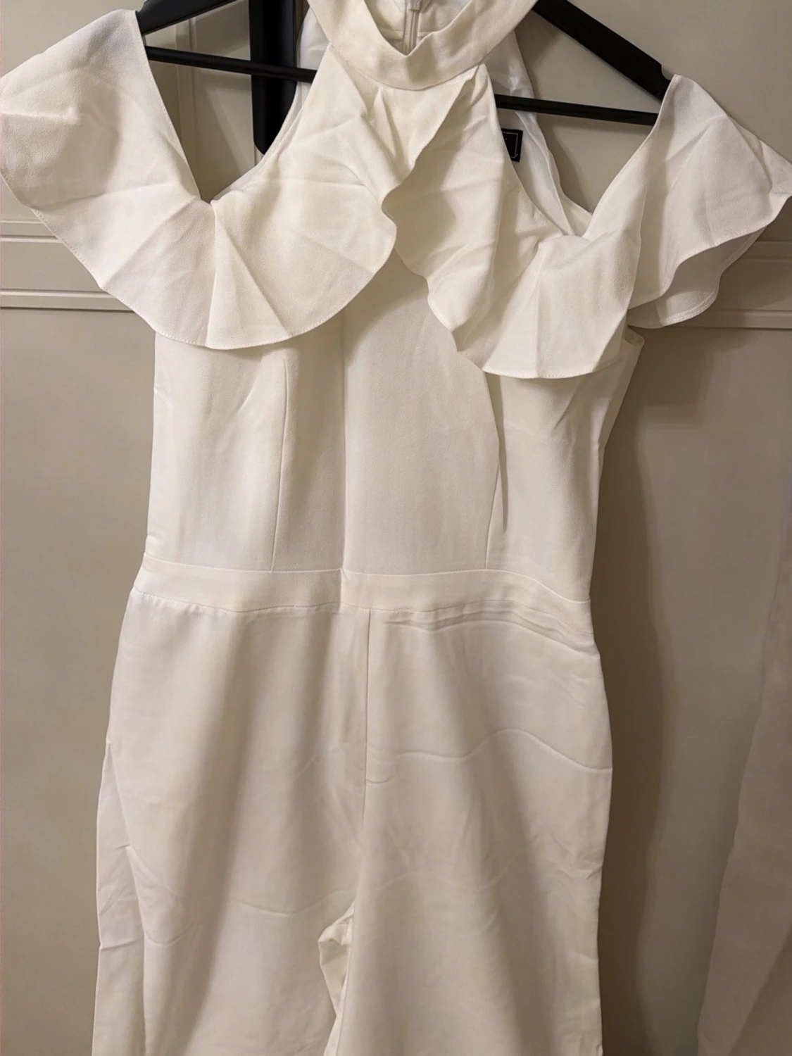 Vit jumpsuit med volangkrage - 1