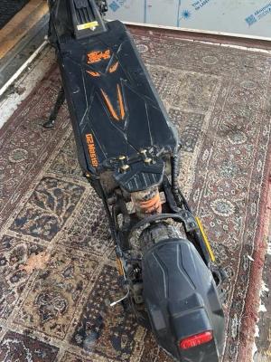 Ingen frakt Svart el-scooter Kukurin G2 Master - PRIS KAN DISKUTERAS Säljer en svart el-scooter Kukurin g2 master  med orange detaljer och digital display. Scootern har robust ram, bred fotplatta och bakdämpare. Tydlig LED-display visar hastighet och batterinivå. Perfekt för snabba transporter i stan.