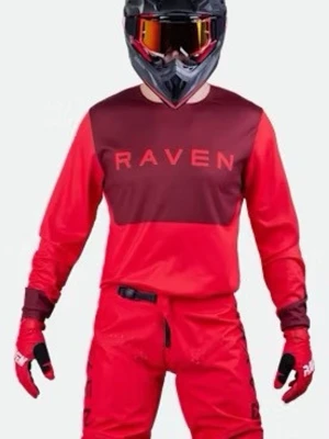 Röd motocross-outfit från Raven - Snygg motocross-outfit från Raven i rött och vinrött. Setet består av långärmad tröja med tryckt logga och matchande byxor med förstärkningar. Tillverkad i slitstarkt syntetmaterial, perfekt för intensiva sportaktiviteter. Cool design med detaljer på knä och armbågar. Tröja L byxor 36 handskar XL