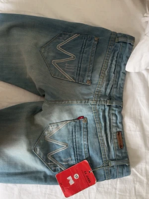 Bootcut jeans Lee - Innerben 82 cm/34 och midjemått 39 rakt över. Ny med prislapp