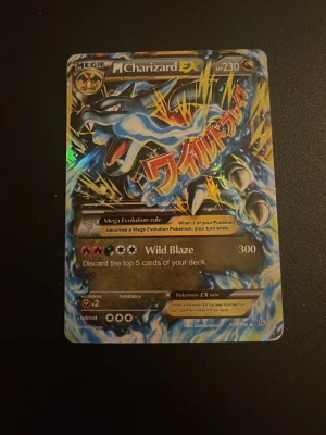 Pokémonkort Mega Charizard EX - Säljer ett samlarkort från Pokémon, Mega Charizard EX med holografisk yta. Kortet har färger i blått, svart, gult och silver med japansk text och coolt motiv av Charizard. Perfekt för dig som gillar att samla eller spela Pokémonkort.