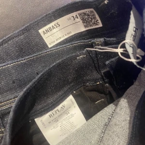 Jeans- Replay - Blåaa Replay herr jeans i storlek L. Helt nya och oanvända.   Nypris 1799kr. Pris kan också diskuteras.  Skriv för mer info. 