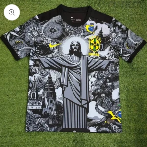 Brasil Nike kortärmad fotbollströja - Unik Brasilien-tröja från Nike med grymt detaljerad svartvit grafik av Kristusstatyn och brasilianska landmärken. Broderat CBF-märke i gult och grönt på bröstet, samt gula Nike-loggor. Kortärmad och tillverkad i lätt polyester som andas.