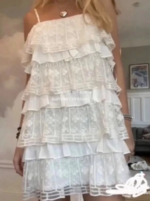 Vit volangklänning från zara - Supersöt vit kortklänning med tunna axelband, flera lager volanger och fina spetsdetaljer. Mycket bra skick då den endast är använd ett fåtal gånger! 💕💕i storlek S