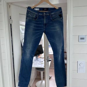 Replay Hyperflex Anbass jeans - Säljer ett par blå Replay Hyperflex Anbass jeans i storlek 34 sitter mer som storlek 33. Använder inte alls därav säljer jag dem. Skriv gärna vid intresse eller frågor!