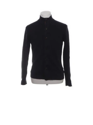 Massimo dutti kofta - Stilren mörkblå kofta från Massimo Dutti med hög krage och knäppning framtill. Klassisk och enkel design som funkar till det mesta.