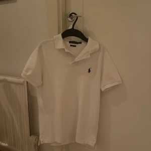 Vit pikétröja Polo Ralph Lauren XS - Tjena säljer denna feta piké t shirten från Polo Ralph Lauren, bra skick inga defekter, knappt använd. Passar till det mesta och riktig snygg nu till våren/sommaren. Nypris: 1500. Mitt pris: 399