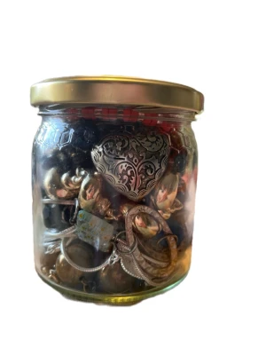 Vintage Jewelry jar - Mystery jewelry jar med vintage smycken! Allt är second hand/vintage. Okänt material- Ringar, halsband, armband och hängen kan förekomma. 