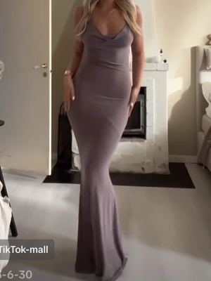 Balklänning - Supersnygg långklänning från Design by Si. Klänningen har en figurnära passform och är ärmlös med rund halsringning. Tillverkad i mjukt och stretchigt material som sitter jättefint. Aldrig använd prislapp och allt kvar💕💕