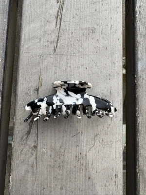 Svartvit hårklämma  - Snygg svartvit hårklämma med silikon på insidan som skapar en antislip funktion. Håller sig på plats hela dagen🤩