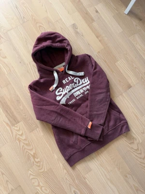Superdry hoodie - Riktigt fet superdry hoodie i storlek M. Den är helt utan skavanker och i jätte bra skick. Vid frågor om bilder eller liknande så är det bara att fråga🙂💚