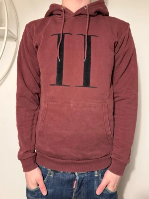Vinröd hoodie från les deux - Säljer en vinröd hoodie med stor svart II-tryck på bröstet. Hoodien har huva med snören och magficka. Perfekt för dig som gillar en avslappnad och stilren look. Pris kan diskuteras!💸 Strl: S✅ Hör av dig om du har funderingar!👍