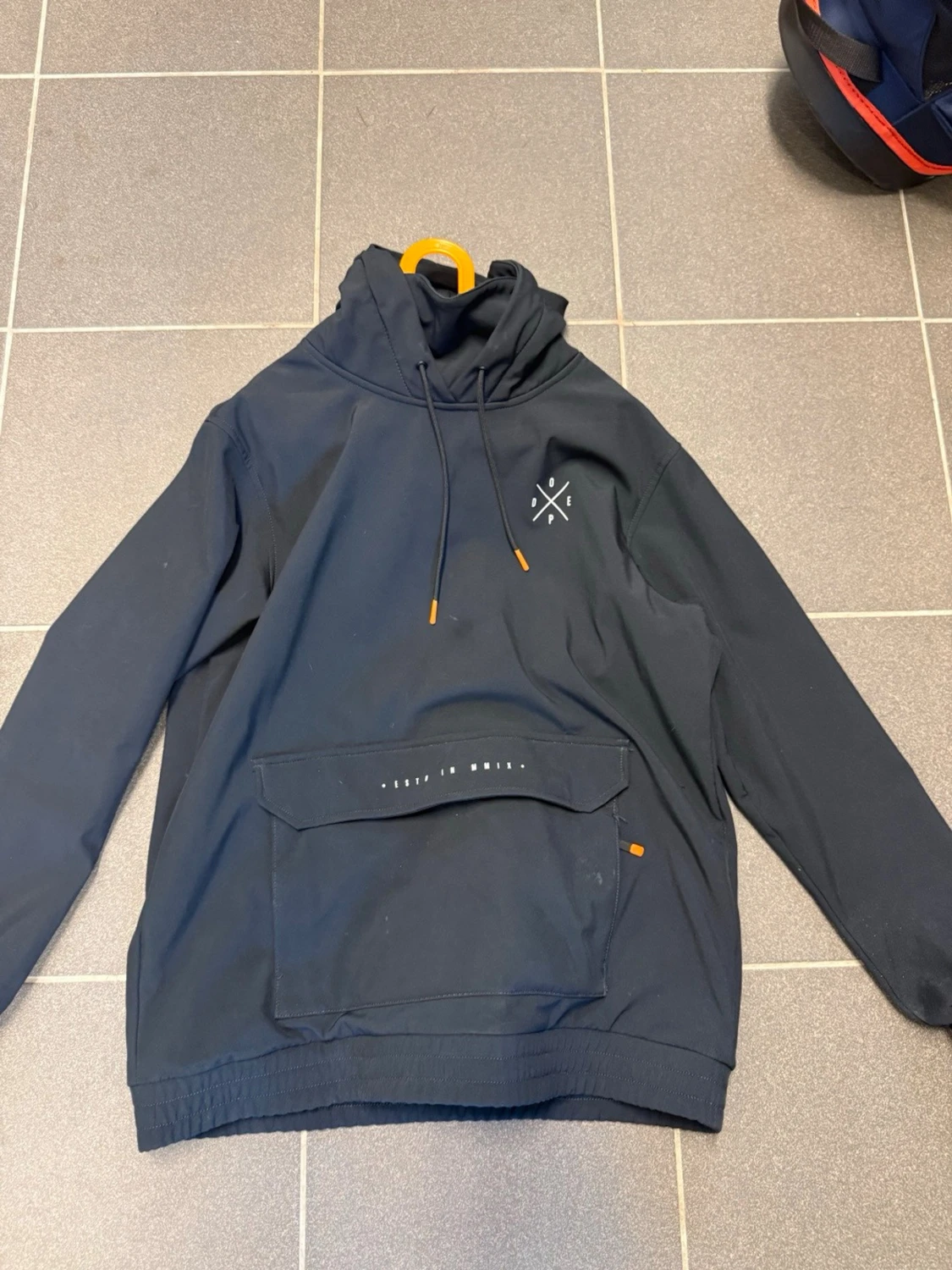 Mörkblå hoodie med magficka