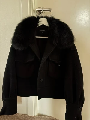 meotine wool jacka - säljer min älskade meotine jacka. den är i bra skick, men lite nopprig. det noppriga går bort ifall man tar bort det! sen saknas 1 knapp som man ser på en av bilderna. samt en knapp vid fickan. detta är något som även kan fixas om man vill det, själv har jag ej lagt vikt i det då det ej syns eller tänks på. nypris 5000kr men säljer min för 2199kr, pris kan diskuteras vid snabb affär!💕