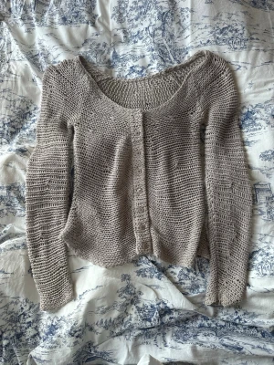 stickad kofta  - sparsamt använd 