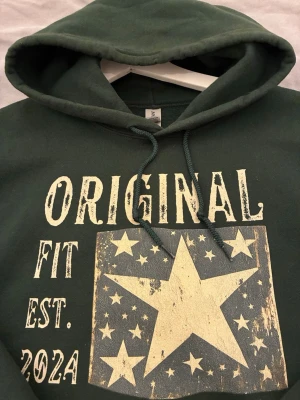 SCNDI hoodie - Säljer denna sjukt snygga scndi hoodien. Färg grön. Passar från 170-185. Sjukt bra skick, inga defekter. Hör av dig vid lilla minsta fundering! 😃🤗
