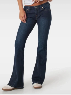 Mörkblå bootcut jeans True Religion - Snygga mörkblå bootcut jeans från True Religion med klassiska kontrastsömmar och ikoniska fickdetaljer bak. Jeansen har låg midja, fem fickor och är tillverkade i stretchig denim för skön passform. Passar mig med stl 36/S💕💕💕🌸