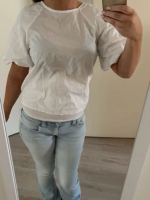 Vit puffärm topp i bomull - Säljer en enkel och fräsch vit topp med puffärmar och rund hals. SÅ SÖTA ÄRMAR!!! 