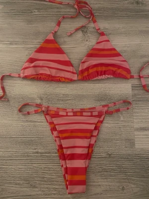 Bikini  - En randig bikini från SHEIN storlek S