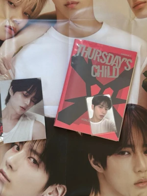 Thursday's Child av TXT - Säljer boken 'Thursday's Child' av Tomorrow X Together. Omslaget är rött med svart och silver text, och har en modern grafisk design. Perfekt för dig som gillar K-pop och vill ha något unikt i bokhyllan. Ni får allt ni ser på bilden, om ni har frågor eller vill ha fler bilder, skriv gärna!