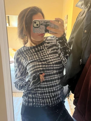 Svartvit tie-dye långärmad tröja - Cool långärmad tröja med blåvit tie-dye.  Perfekt att matcha med jeans.