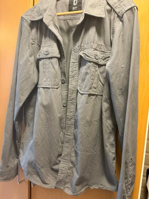 Overshirt - Grå field jacket, storlek L, knappt använd, tun och perfekt till våren/sommaren