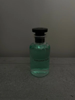 Louis Vuitton Imagination parfym - Pris kan diskuteras. Box ingår ej då den har gått sönder, därav det billiga priset. Annars är den aldrig använd. En exklusiv parfym från Louis Vuitton med namnet Imagination. En explosion av ljus och uppfriskande citrus, inklusive kalabrisk bergamott, siciliansk apelsin och citron. Perfekt för dig som vill ha en lyxig och modern doft.