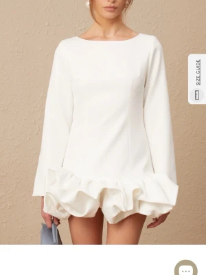 Studentklänning med volang från miss rosier - Supersöt kort vit klänning/studentklänning med volang från märket miss rosier. Helt oanvänd med alla lappar och original förpackning kvar! 