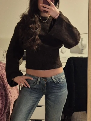 Assnygg stickad tröja från Gina Tricot  - Jätte snygg stickad tröja från Gina Tricot I färgen brun och storlek xs. Tajt vid midjan men gjord I stretchigt material. Jätte mysig och skön. Är knappt använd. Skriv järna om prisförslag eller funderingar ❤️🫶❤️