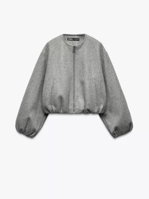 Grå bomberjacka från Zara - Snygg grå bomberjacka från Zara med rund halsringning och ballongärmar. Jackan har dragkedja framtill och två fickor. Aldrig använt, ny med lappar.