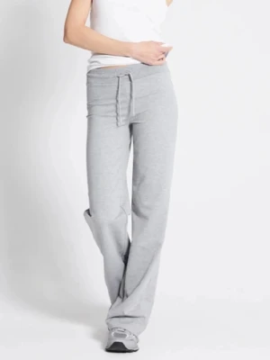 Grå mjukisbyxor  - Snygga grå mjukisbyxor med raka ben och bred resår i midjan. Mjukisbyxorna är tillverkade i ett mjukt material och har en skön passform. Perfekta för chill dagar eller när du vill ha en avslappnad stil. Pris kan diskuteras.