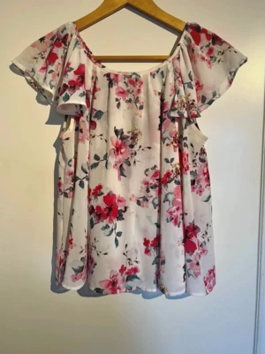 Blus - Söt blommig topp lite genomskinlig som är supersnyggt från Cubus i storlek 34 men passar även 36, fint skick
