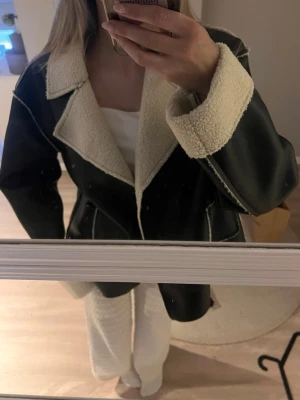 PCFRANNY SHORT PU TEDDY JACKET  - Jacka från Pieces i storlek S ❣️