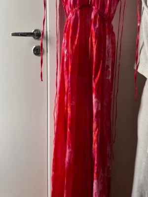 Lång  omlottklänning med snörning - Riktigt snygg men aldrig använd med lapp på pågrund av att den inte passar. Köptes för 699kr