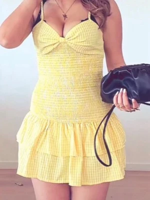 Gul klänning - Super snygg populära gula klänningen köpt på yamz! Så sjukt fin o ha på sommaren och skolavslutning ❤️storlek xs jag är 159!!  Nytt skick 