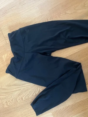 Svarta leggings från Iconic - Säljer ett par svarta leggings från Iconic i storlek S.