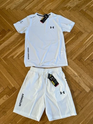 Vit Under Armour set - vitt träningsset från Under Armour med t-shirt och shorts. 