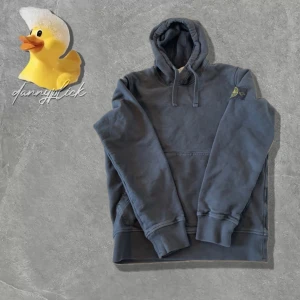 Blå Stone Island hoodie - Säljer denna marinblåa hoodie från Stone Island. Äkta✅. Storlek S. Bra skick och passar folk runt 165-175cm. Kontakta för frågor