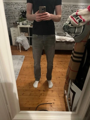Jack & Jones slim glenn jeans - Slimfit glenn, riktigt feta slitningar. W33 L32 true to size. Jag är 185 cm 68 kg för referens. Kom dm vid frågor eller funderingar! Mvh Oskar