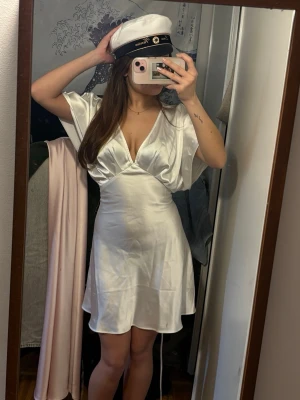 Vit omlottklänning med snörning Gina Tricot - Säljer denna fina klänningen från Gina Tricot, har fortfarande kvar den i både gina paket å med prislapp,  endast testad ! ❤️🙌 Tänkte ha den till studenten men ångrade mig och försent att skicka tillbaka den 🤍