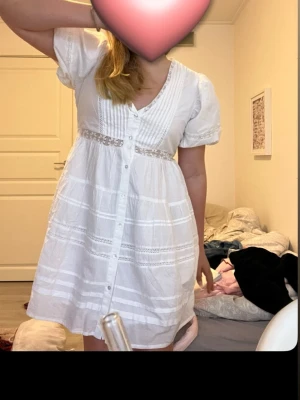 Vit student kläning! - Söt vit kortklänning perfekt för studenten eller skolavslutning! Jätte fin och bara använd vid ett tillfälle så den är så gott som ny!