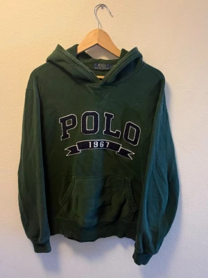 Polo RalphLauren hoodie - Tjena! Säljer denna riktigt snygga RalphLauren hoodien, fint skick, storlek M, hör av dig vid funderingar!🙌