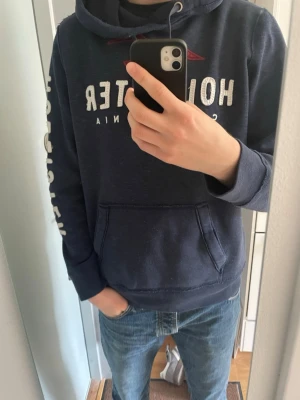 Hollister hoodie L - Säljer denna feta hollister hoodien i strl L den är i fint skick! Kom PM för fler bilder eller andra funderingar!