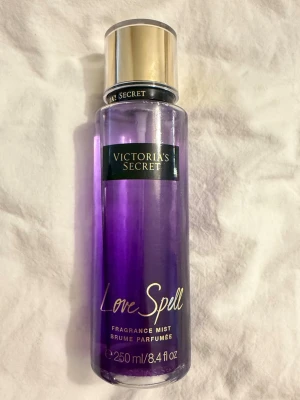 Gammal Victorias Secret parfym  - Gammal flaska parfym från Victorias Secret i doften lovespell. Rätt så mycket kvar (se bild)