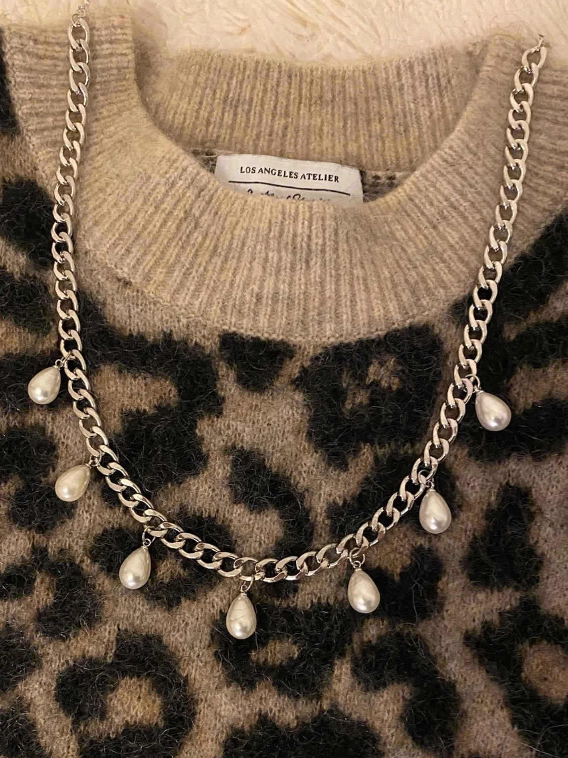 Silverfärgat halsband med pärldroppar - 2