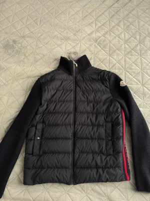 Blå cardiganjacka från Moncler - Storlek M från början men, efter tvätt har den fått en mindre passform då den passar även S. Den är i mycket bra skick, pris kan diskuteras. 