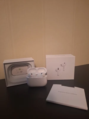 Airpod 3 pro - Säljer ett par vita Apple AirPods Pro med laddningsetui. De har en stilren och kompakt design med silikonproppar för bra passform. Perfekta för musik, samtal och träning. Levereras i originalförpackning med tillbehör.